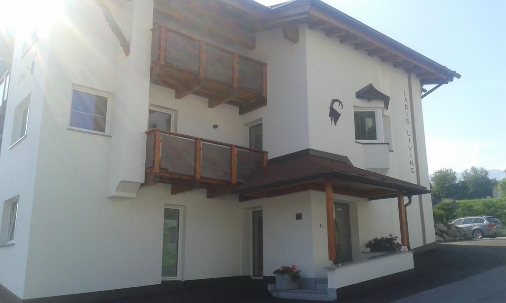 Ladis Living Apartment ภายนอก รูปภาพ